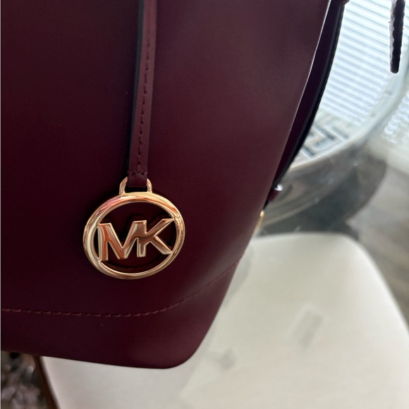 ♥️♥️MICHAEL KORS EDEN BURGUNDY LEATHER DRAWSTRING GRAB BAG!♥️♥️ - Picture 8 of 10